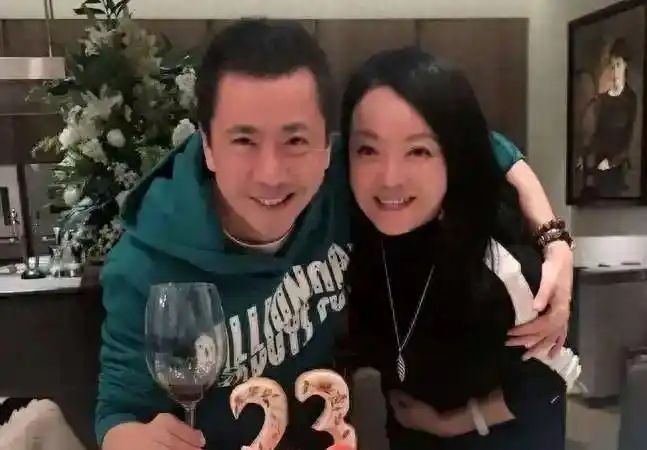 住别墅院子稀稀老婆感叹回不到以前开元棋牌破产后王中磊搬新家依旧(图5) 住别墅院子稀稀老婆感叹回不到以前开元棋牌破产后王中磊搬新家依旧(图5)
